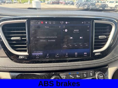 Used 2023 Chrysler Pacifica Touring-L FWD image 12