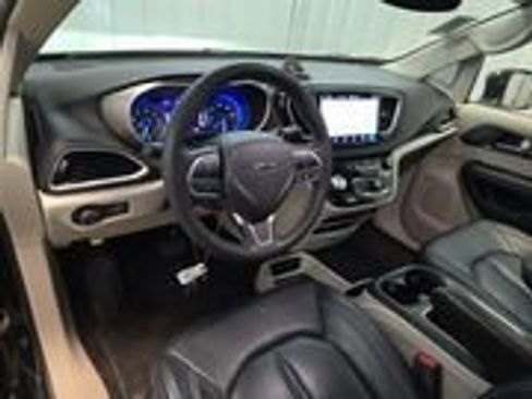Used 2022 Chrysler Pacifica Touring-L image 3