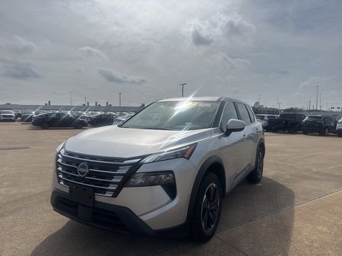 Certified 2025 Nissan Rogue SV image 6