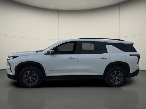 Used 2025 Chevrolet Traverse LT image 5