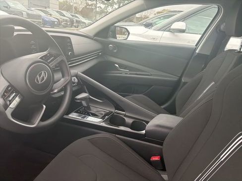 Used 2025 Hyundai Elantra Blue image 9