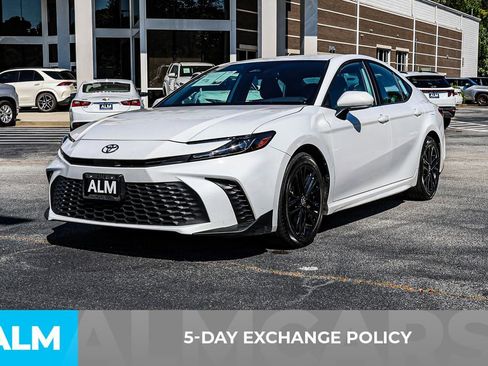 Used 2025 Toyota Camry SE image 4