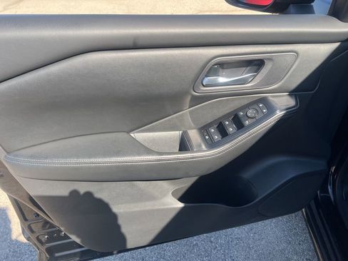 Used 2024 Nissan Rogue SV image 7