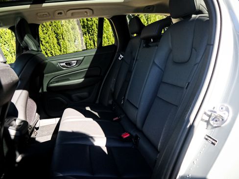 Used 2025 Volvo V60 B5 Cross Country Plus image 31