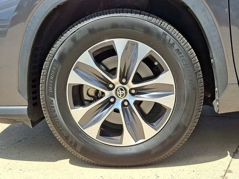 Used 2023 Toyota Highlander XLE FWD image 8