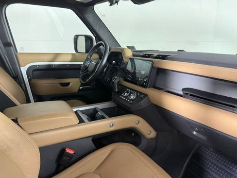 Certified 2025 Land Rover Defender 110 V8 AWD/4WD image 33