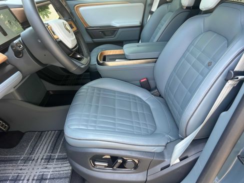 Used 2025 Rivian R1S Premium AWD/4WD image 18