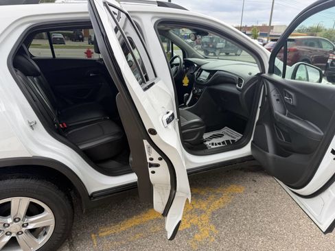 Used 2017 Chevrolet Trax LT w/ LT Convenience Package AWD/4WD image 7