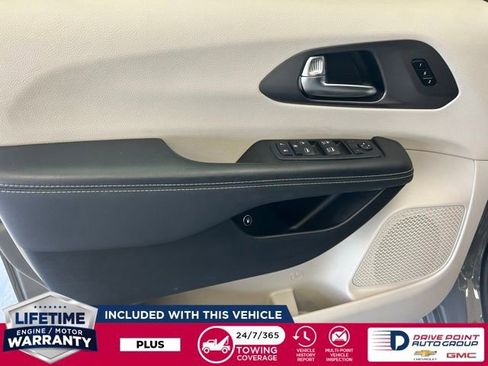Used 2024 Chrysler Pacifica Limited FWD image 15