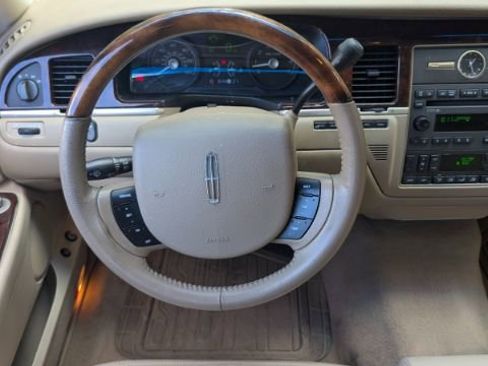 Used 2011 Lincoln Town Car Signature Limited image 22