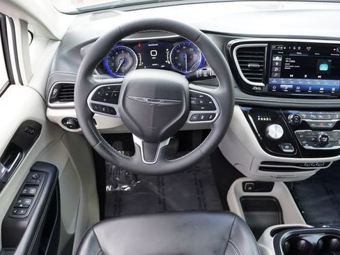 Used 2023 Chrysler Pacifica Touring-L FWD image 20