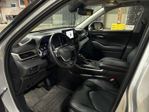 Certified 2025 Toyota Highlander XLE image 32