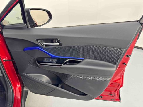 Used 2020 Toyota C-HR XLE image 38