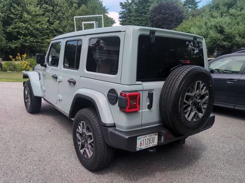 Used 2024 Jeep Wrangler Unlimited Sahara w/ Technology Group AWD/4WD image 6