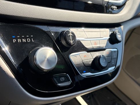 Used 2022 Chrysler Voyager LX FWD image 24