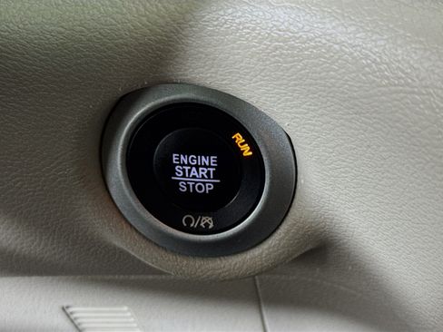 Used 2020 Chrysler Voyager L FWD image 19