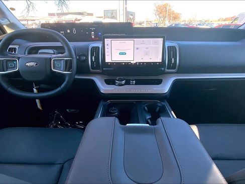 New 2025 Ford Expedition Active image 5