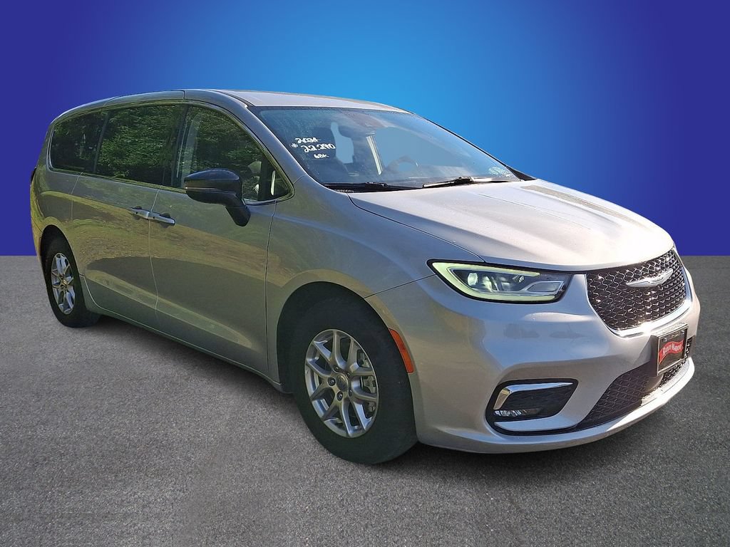 Used 2024 Chrysler Pacifica Touring-L FWD image 3
