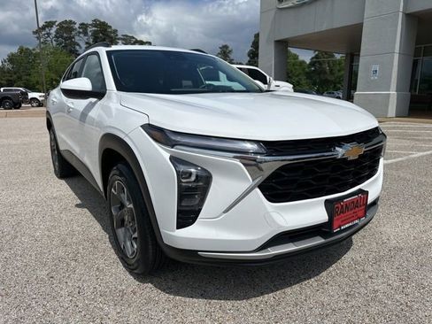 Used 2025 Chevrolet Trax LT w/ LT Convenience Package FWD image 1