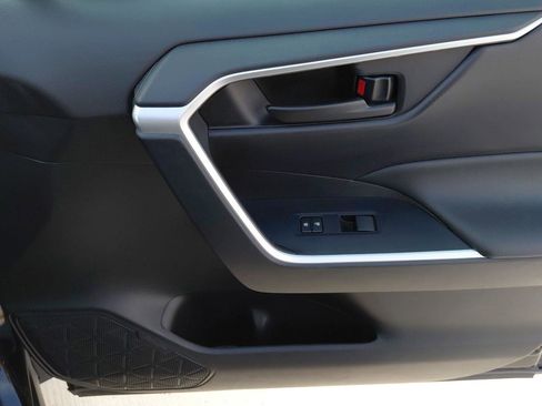 Used 2021 Toyota RAV4 LE image 14