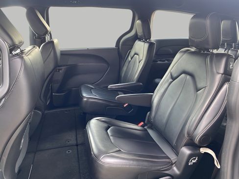 Used 2025 Chrysler Pacifica Select image 36