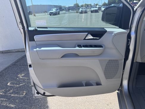Used 2011 Volkswagen Routan SEL FWD image 10