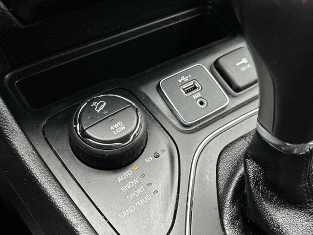 Used 2021 Jeep Cherokee Latitude Lux w/ Sun & Sound Group AWD/4WD image 46