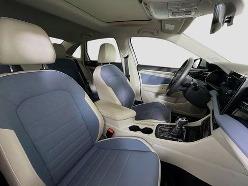 Used 2025 Volkswagen Jetta SE FWD image 29