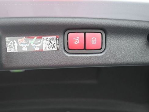 Used 2025 Mercedes-Benz C 300 Sedan image 27