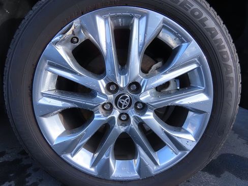 Used 2020 Toyota Highlander Limited image 16