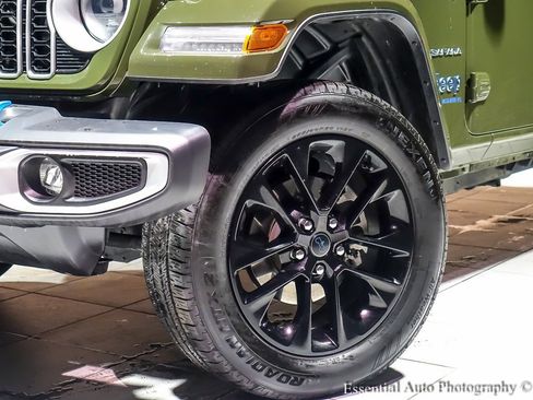 Used 2024 Jeep Wrangler Unlimited Sahara w/ Technology Group image 5