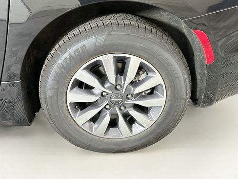 Used 2023 Chrysler Pacifica Touring-L FWD image 11