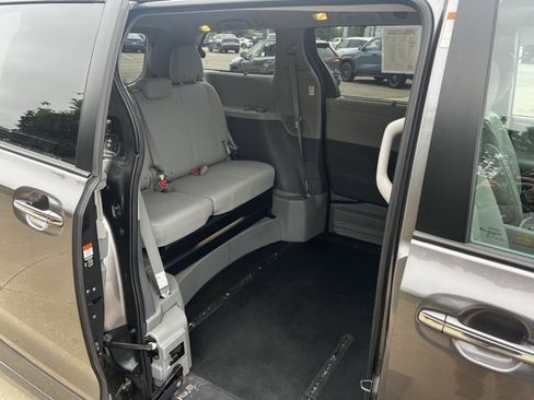 Used 2019 Toyota Sienna XLE image 22