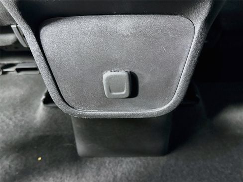 Used 2018 Chevrolet Equinox LT FWD image 25