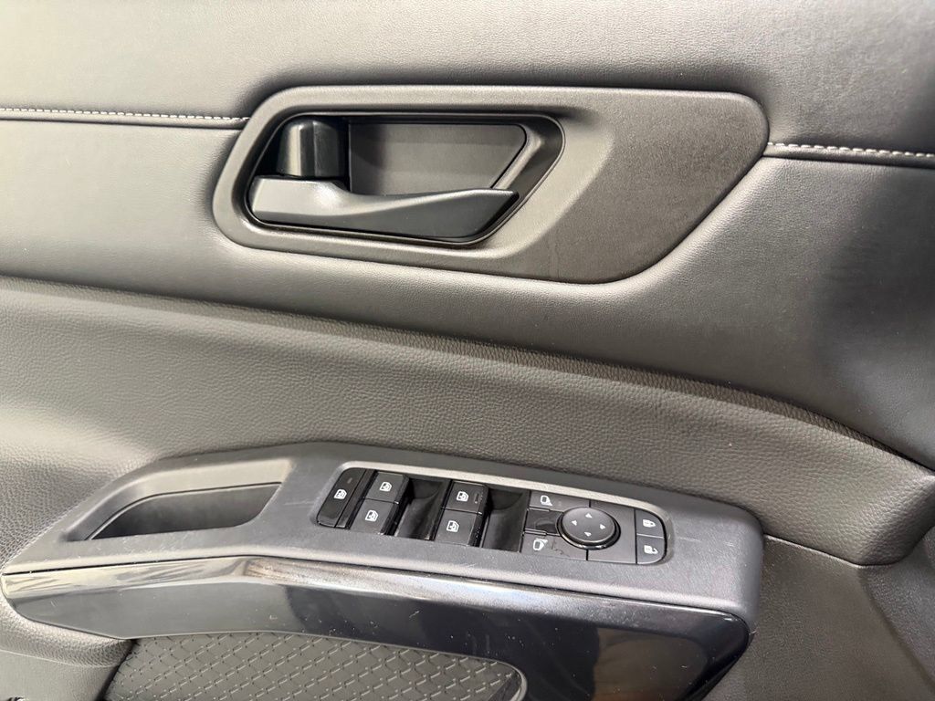 Used 2024 Nissan Pathfinder SV FWD image 15