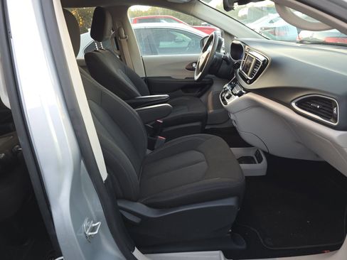 Used 2024 Chrysler Voyager LX image 13