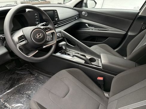 Used 2025 Hyundai Elantra SE image 10