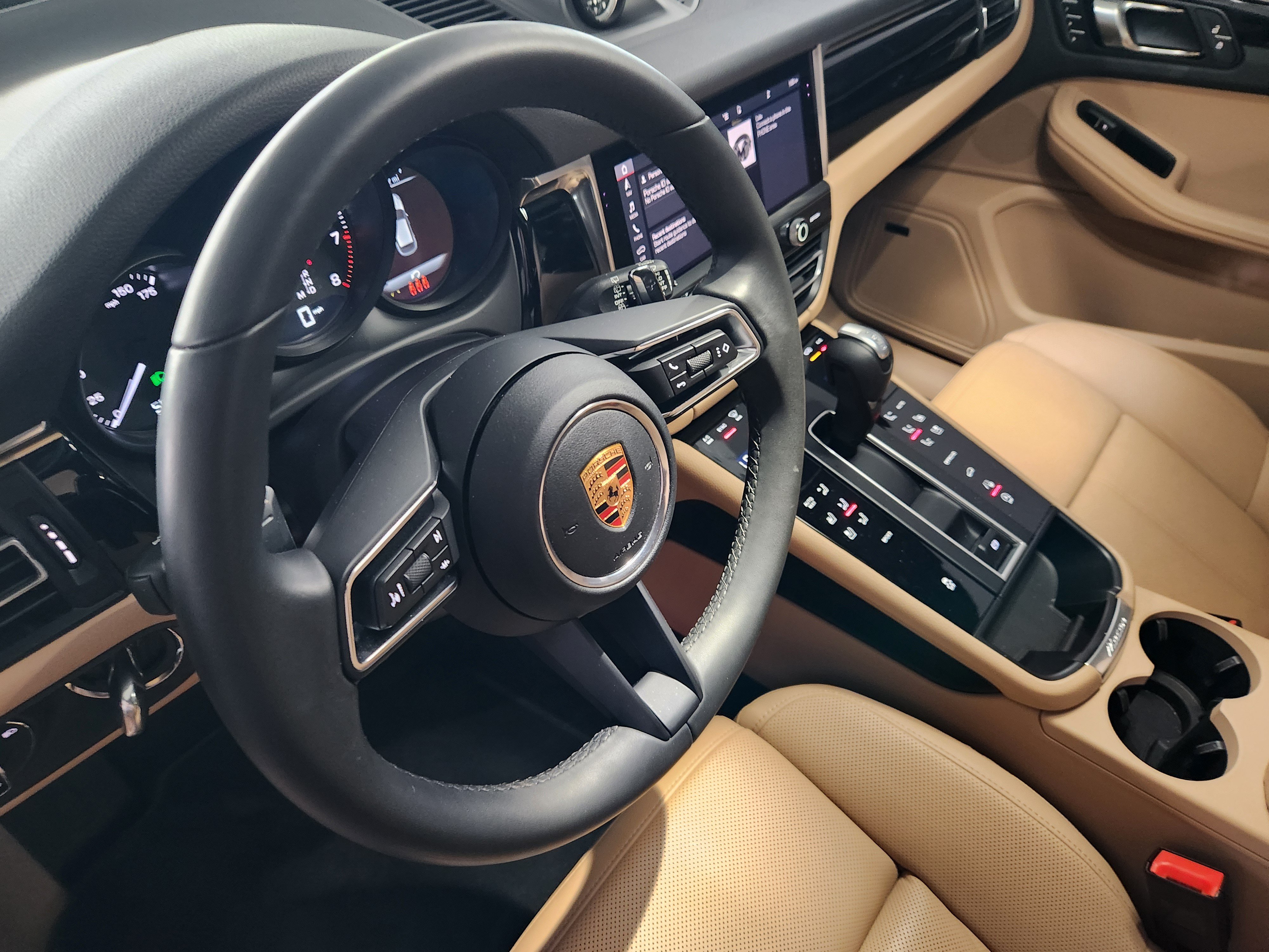 Certified 2026 Porsche Macan AWD/4WD image 4