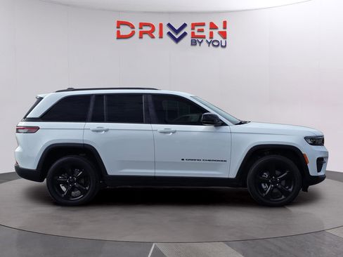 Used 2023 Jeep Grand Cherokee Altitude AWD/4WD image 6