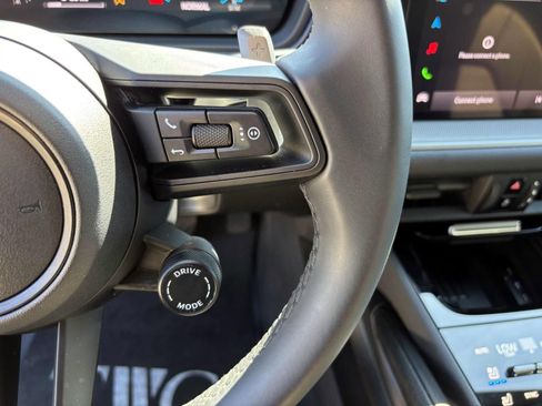 Used 2025 Porsche Cayenne image 28