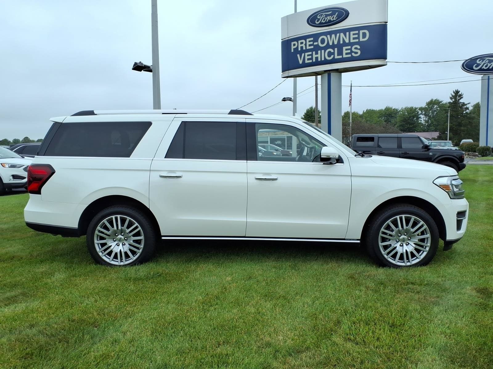 Used 2024 Ford Expedition Max Limited AWD/4WD image 2