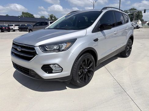 Used 2018 Ford Escape SE w/ SE Sport Appearance Package AWD/4WD image 3