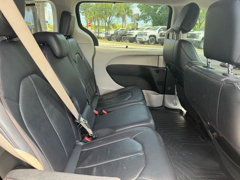 Used 2018 Chrysler Pacifica Touring-L w/ Tire & Wheel Group image 10