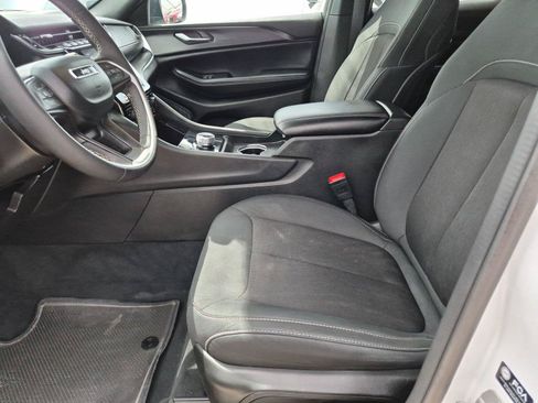 Used 2024 Jeep Grand Cherokee Laredo w/ Luxury Tech Group I AWD/4WD image 26