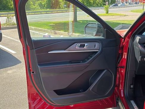 Used 2025 Ford Explorer ST-Line w/ ST-Line Street Pack AWD/4WD image 9