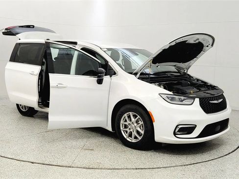 Used 2025 Chrysler Pacifica Select image 9