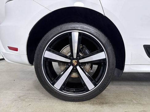 Certified 2024 Porsche Macan w/ Premium Plus Package AWD/4WD image 16