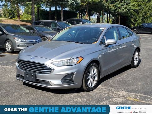 Used 2020 Ford Fusion SE image 2