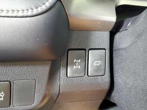 Used 2018 Toyota RAV4 XLE AWD/4WD image 32