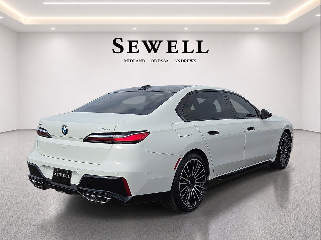 Used 2025 BMW 760i xDrive w/ Premium Package AWD/4WD image 4